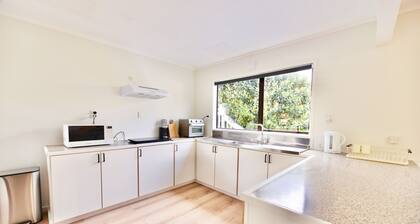 Tamarillo Bach - Your Relaxing Beach Escape in Coopers Beach