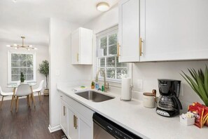 Four à micro-ondes, un four, surface de cuisson, lave-vaisselle