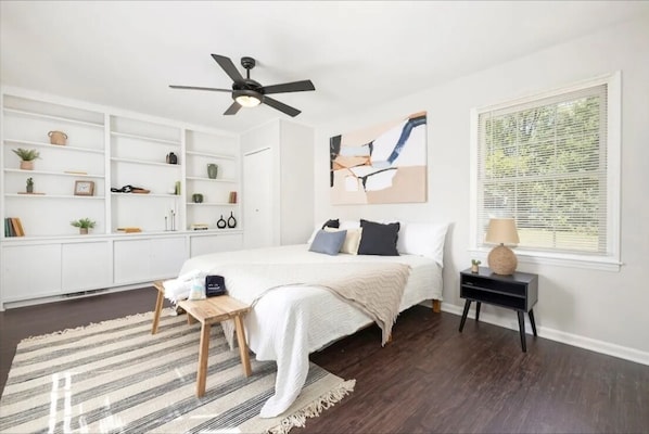 4 bedrooms, iron/ironing board, WiFi, bed sheets
