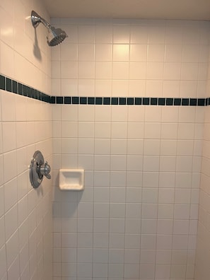 Douche, sĂšche-cheveux, serviettes fournies, savon