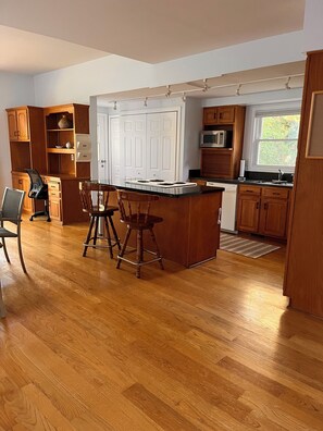 Four à micro-ondes, un four, surface de cuisson, lave-vaisselle