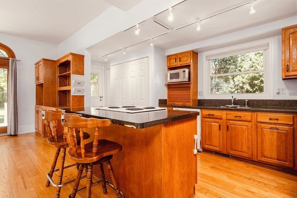 Een microgolfoven, een oven, een kookplaat, een vaatwasser