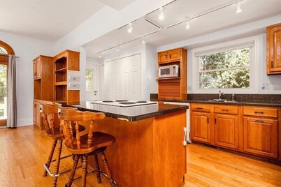 3BR 2BA Downtown Saline Home Near Ann Arbor & U of M Big House