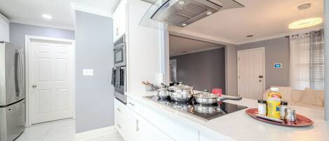 Microondas, horno, placa de cocina y lavavajillas