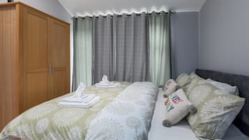 4 bedrooms, iron/ironing board, WiFi, bed sheets