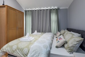 4 bedrooms, iron/ironing board, WiFi, bed sheets