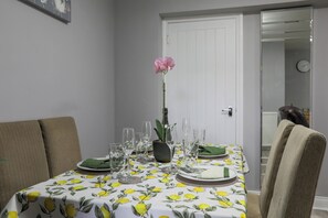 Dining - House -Sleeps 8, parking, suitable for contractors (Sheffield)