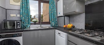 House -Sleeps 8, parking, suitable for contractors