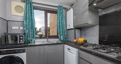 House -Sleeps 8, parking, suitable for contractors