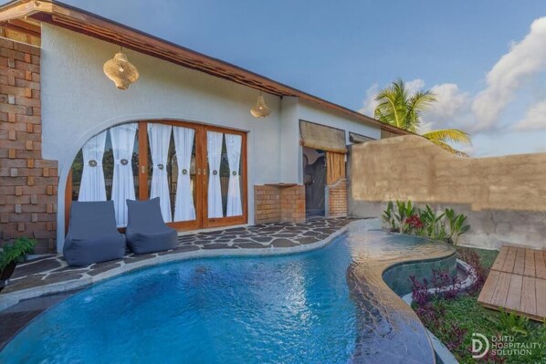 Una piscina al aire libre