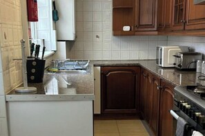 ثلاجة، ميكر�وويف، فرن، موقد طهي مسطح