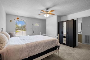 5 bedrooms, desk, iron/ironing board, travel cot