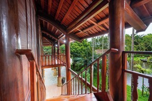 Chalet panorámico, vistas al patio | Colchones con acolchado adicional, caja fuerte, escritorio
