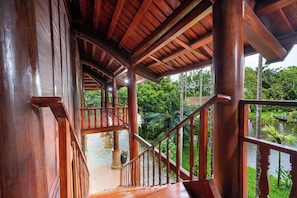 Chalet panorámico, vistas al patio | Colchones con acolchado adicional, caja fuerte, escritorio