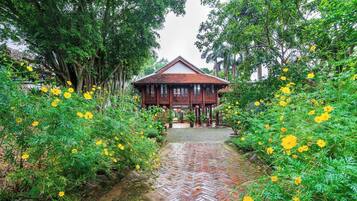 Nhà gỗ có tầm nhìn toàn cảnh, quang cảnh sân vườn | Nệm có lớp đệm bông, két bảo mật tại phòng, bàn, màn/rèm cản sáng