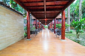 Chalet básico, vistas al patio | Colchones con acolchado adicional, caja fuerte, escritorio