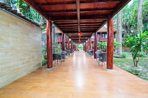 Chalet básico, vistas al patio | Colchones con acolchado adicional, caja fuerte, escritorio