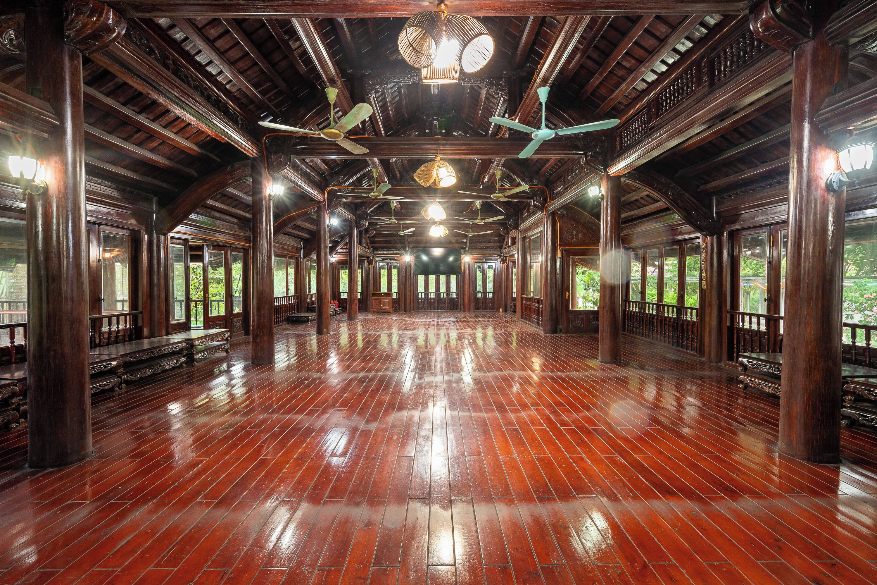 Nhà gỗ có tầm nhìn toàn cảnh, quang cảnh sân vườn | Nệm có lớp đệm bông, két bảo mật tại phòng, bàn, màn/rèm cản sáng 