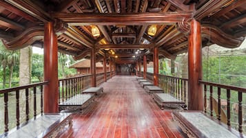 Nhà gỗ có tầm nhìn toàn cảnh, quang cảnh sân vườn | Nệm có lớp đệm bông, két bảo mật tại phòng, bàn, màn/rèm cản sáng