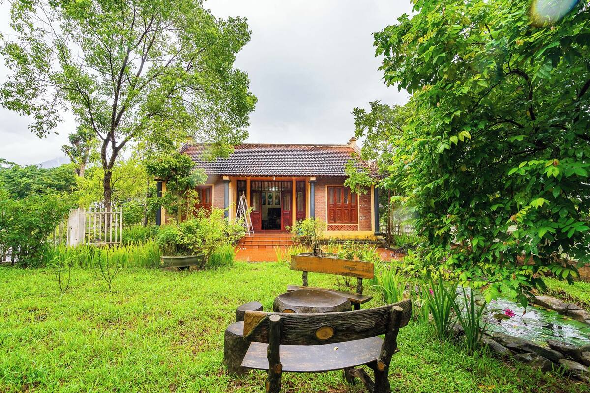 Villa, vistas al jardín | Colchones con acolchado adicional, caja fuerte, escritorio