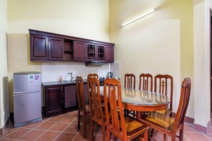 Villa, vistas al jardín | Cocina privada | Frigorífico, placa de cocina y utensilios de cocina