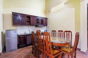 Villa, vistas al jardín | Cocina privada | Frigorífico, placa de cocina y utensilios de cocina