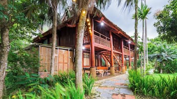 Nhà gỗ cơ bản, quang cảnh sân vườn | Nệm có lớp đệm bông, két bảo mật tại phòng, bàn, màn/rèm cản sáng