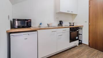 冰箱、微波炉、烤箱、炉灶