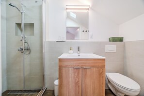 Een douche, een haardroger, handdoeken
