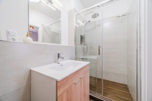 Dusj, hårføner og håndklær