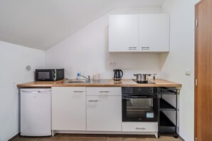 Private kitchen - Plitvice Lakes Apartments and Rooms 6, Plitvice Lakes - Irinovac, Croatia (Plitvice Lakes - Irinovac)