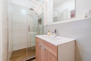 Dusche, Haartrockner, Handtücher
