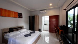 ห้องดับเบิล | ตู้นิรภัยในห้องพัก, โต๊ะทำงาน, พื้นที่ทำงานแบบใช้แล็ปท็อป, Wi-Fi ฟรี