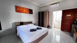 In-room safe, desk, laptop workspace, free WiFi - M&N Guesthouse Kata (Karon)