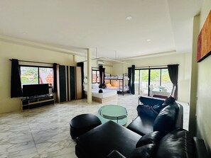Penthouse dành cho gia đình, quang cảnh núi | Két bảo mật tại phòng, bàn, khu vực làm việc phù hợp cho laptop 