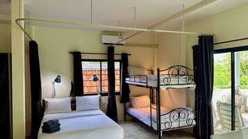 Una habitación con una cama, una literas, un escritorio, una silla, una lámpara y una ventana.