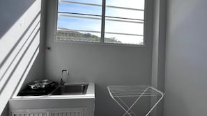 Quarto casal | Cofres nos quartos, escrivaninha, espaço de trabalho para notebook