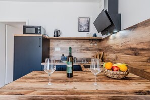 Frigorífico, microondas, placa de cocina y utensilios de cocina