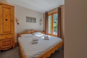 2 bedrooms, bed sheets, wheelchair access