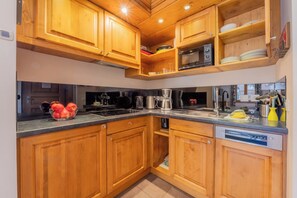 Kühlschrank, Mikrowelle, Herdplatte, Geschirrspüler