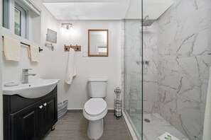 Shower, hair dryer, towels, soap - Hilton's Haven (Tarpum Bay)