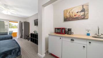 Mini réfrigérateur, micro-ondes, cafetiÚre/bouilloire