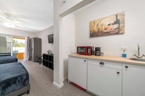 Mini-fridge, microwave, coffee/tea maker, paper towels - Hilton's Haven (Tarpum Bay)