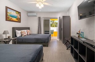 Mobiliario individual, cortinas opacas, wifi gratis y ropa de cama