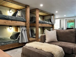 3 عدّة غرف نوم ومكتب ومكواة/لوح كي وسرير سفر