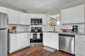 雪櫃、微波爐、焗爐、爐具