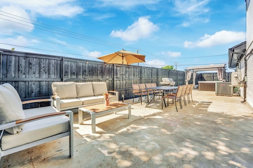 Pickleball & HotTub near FW Stockyards Sleeps 20