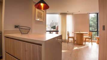 Full-sized fridge, microwave, stovetop, blender