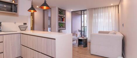 Apartemen Premium (303) | Dapur pribadi | Lemari es besar, microwave, kompor, dan blender