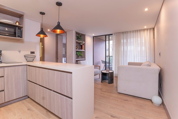 Refrigerador con freezer, microondas, placa de cocina, licuadora